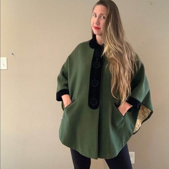Vintage 50s Green Wool Cape with Velvet Trim - Picture 5 of 12